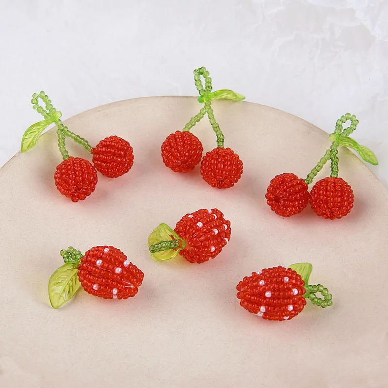 Min ordre 12pcs/masse røde perler hånd-vævet cherry små jordbær form beaded chams diy smykker øreringe/beklædningsgenstand tilbehør