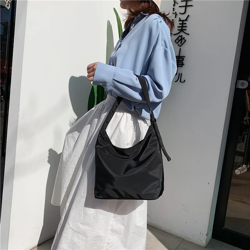 S. IKRR Casual Nylon skuldertaske Kvinder ensfarvet Store dametasker 2020 Designer Håndtasker i Høj Kvalitet Sommer / Tote Bag Brand