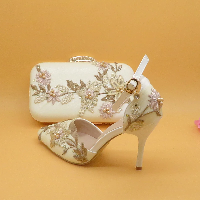 2020 Nye Hvide Blonder Blomster bryllup sko med matchende tasker Høje hæle Spids Tå Ankel Rem Damer Party sko og taske sæt