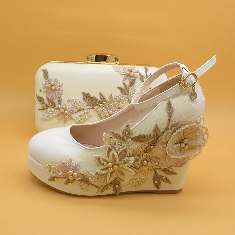 2020 Nye Hvide Blonder Blomster bryllup sko med matchende tasker Høje hæle Spids Tå Ankel Rem Damer Party sko og taske sæt