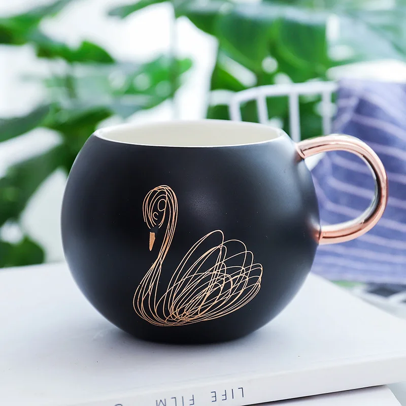 Kreative Keramiske Kaffebæger Swan Mønster Buttede Krop Guld Håndtere Te Drikkevarer Juice Cup Fødselsdagsgave Keramisk Krus