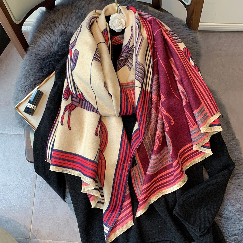 KOI LEAPINGEuropean og American retro mode i efteråret og vinteren, nye hest varmt tørklæde kvindelige fortykket studerende bib sjal