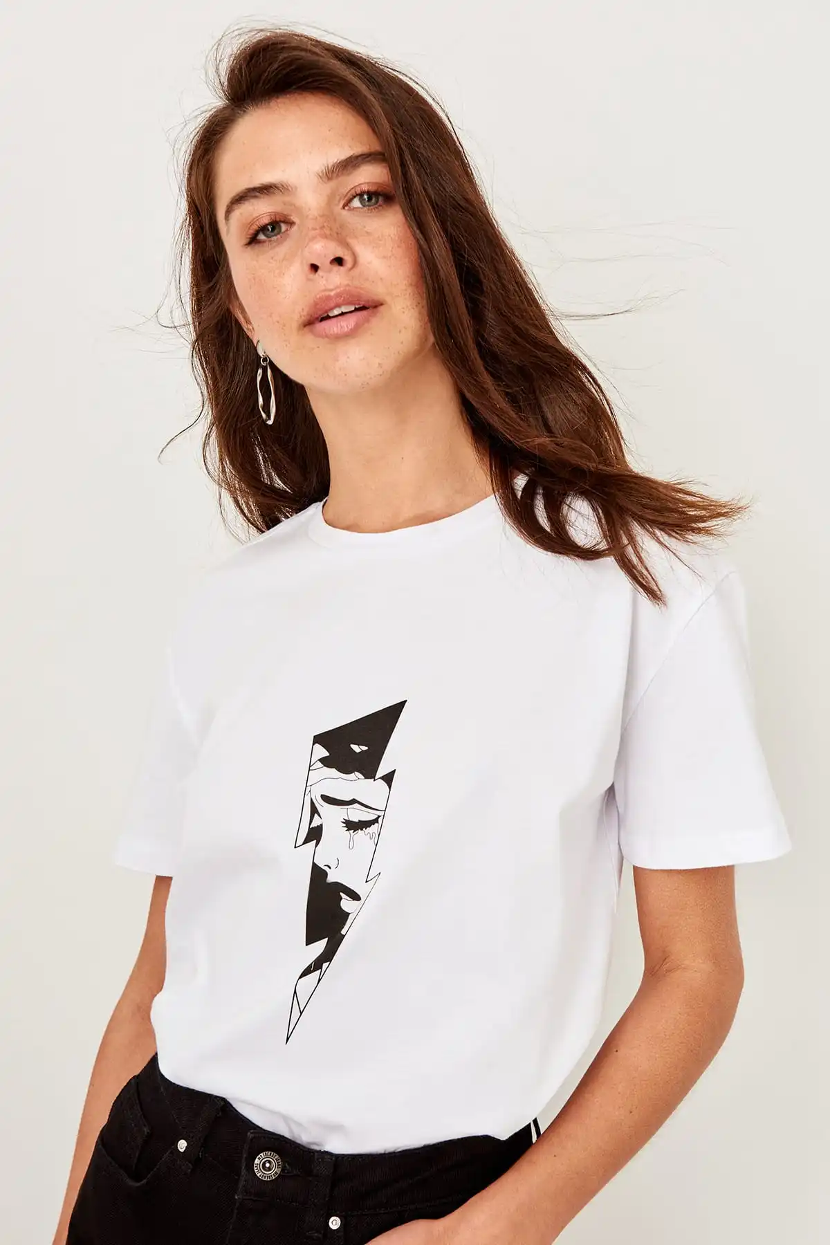 Trendyol Hvid Trykt Grundlæggende Strikket T-shirt TWOSS19GS0144