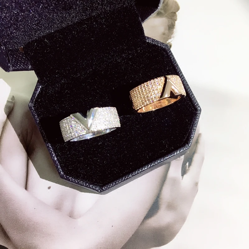 Luksus Geometriske Micro Bane Zircon Ringe Til Kvinder Guld Hvid Guld Bogstav V Ring Fashion Smykker I Høj Kvalitet