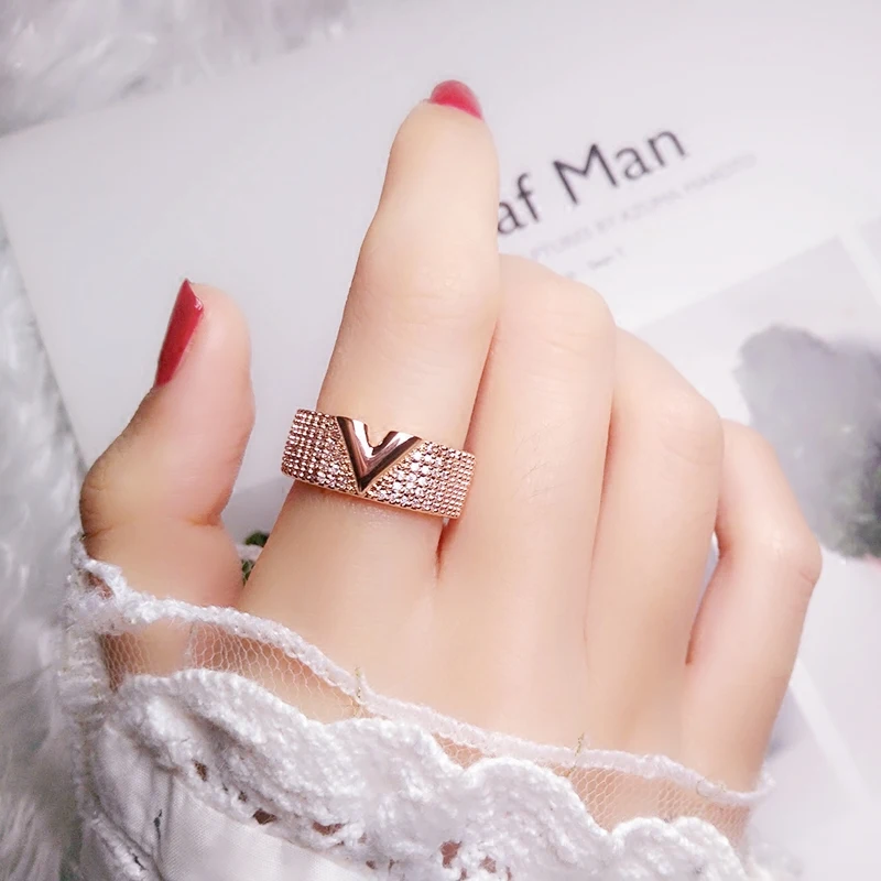 Luksus Geometriske Micro Bane Zircon Ringe Til Kvinder Guld Hvid Guld Bogstav V Ring Fashion Smykker I Høj Kvalitet