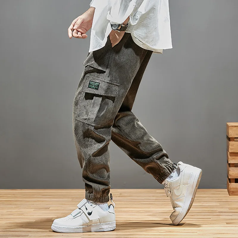 2020 Efterår og vinter nye fløjlsbukser casual bukser til mænd Japan tendens multi-lomme overalls mode i stor størrelse label herrebukser