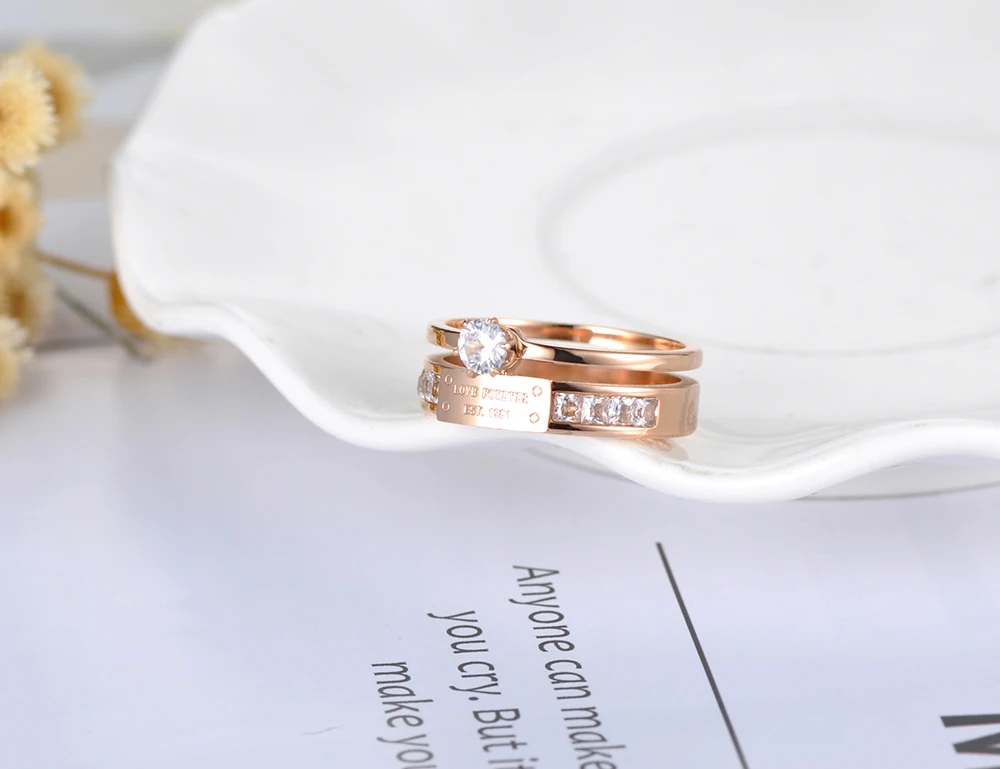 Lokaer Trendy Klare CZ Crystal Indstilling Rosa Guld Farve vielsesringe Smykker Rustfrit Stål Rhinestone Engagement Ring R18049